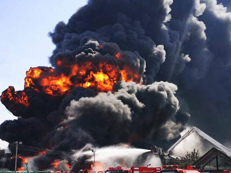 在火災現(xiàn)場應(yīng)該如何防范煙霧？